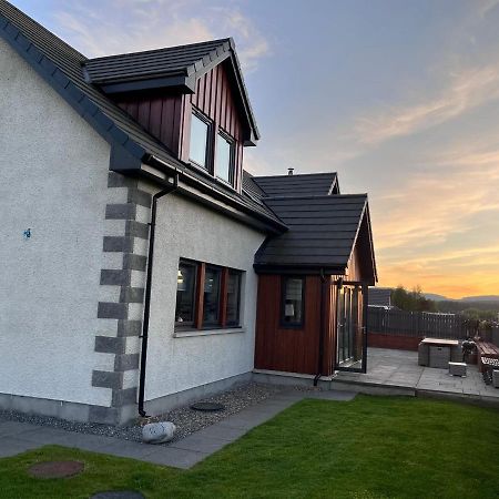 Alcantara- Modern Home With Hot Tub- Sleeps 10Cromdale エクステリア 写真