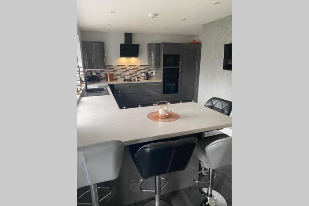 Alcantara- Modern Home With Hot Tub- Sleeps 10Cromdale エクステリア 写真