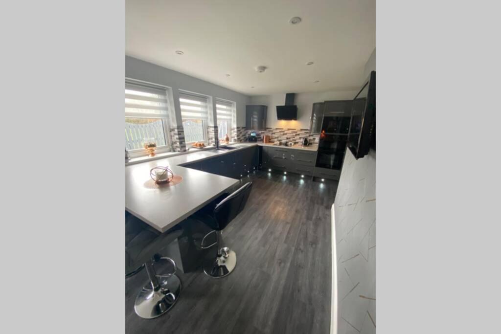 Alcantara- Modern Home With Hot Tub- Sleeps 10Cromdale エクステリア 写真