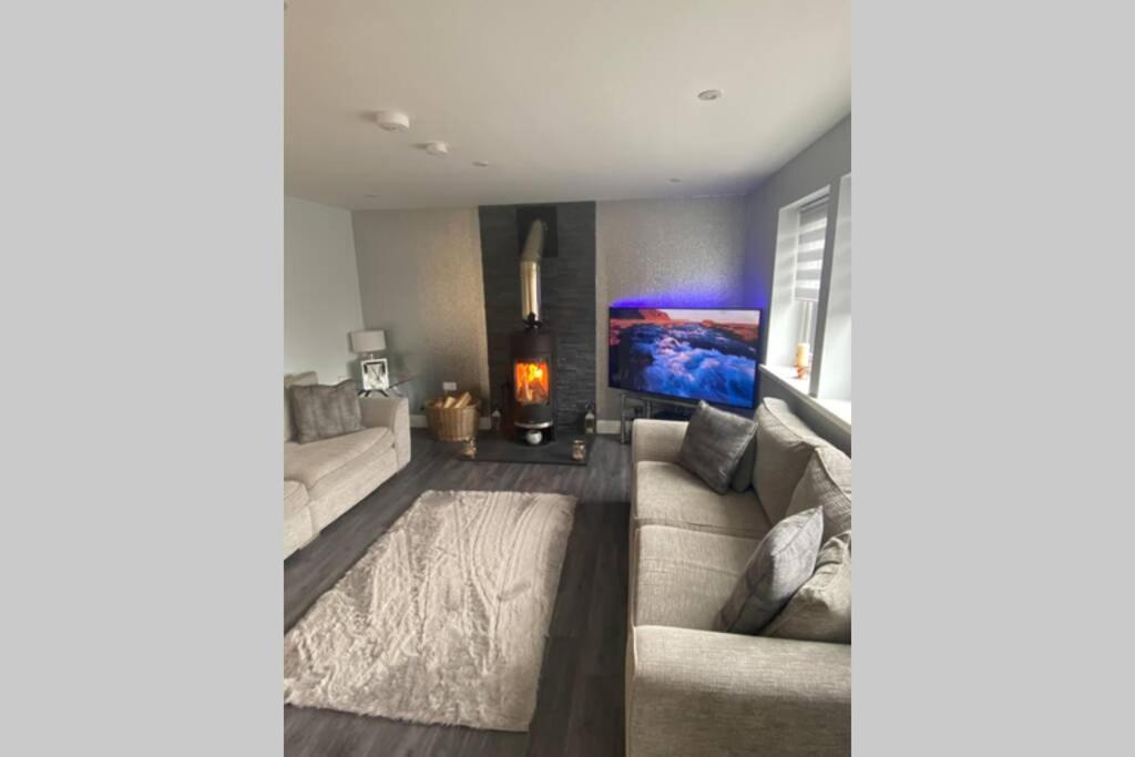 Alcantara- Modern Home With Hot Tub- Sleeps 10Cromdale エクステリア 写真