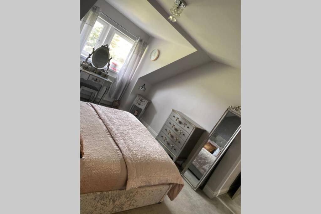 Alcantara- Modern Home With Hot Tub- Sleeps 10Cromdale エクステリア 写真