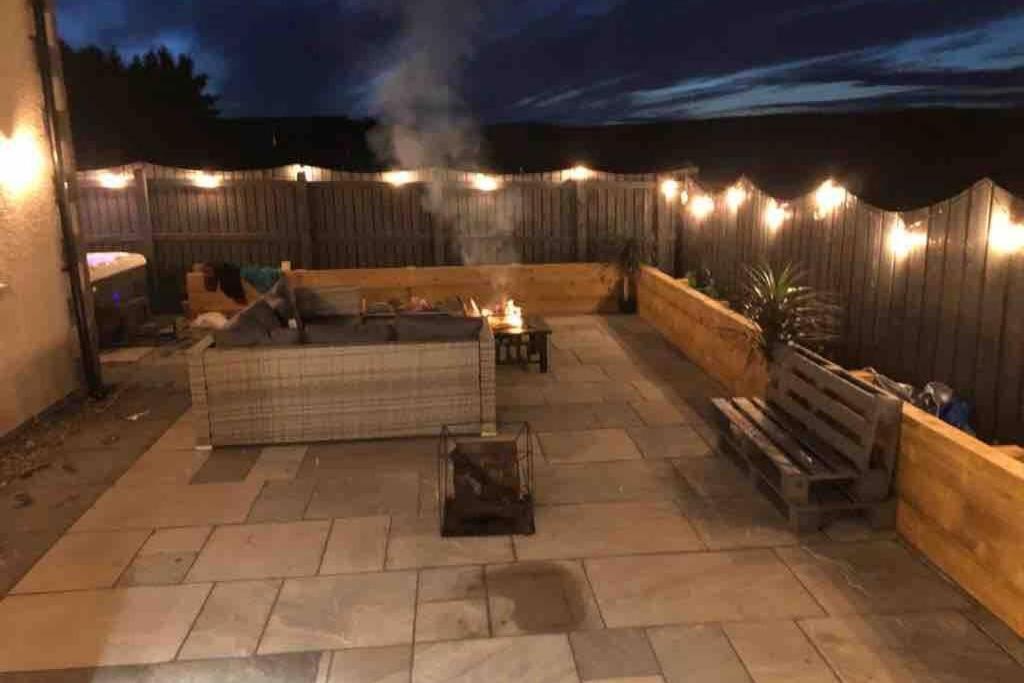 Alcantara- Modern Home With Hot Tub- Sleeps 10Cromdale エクステリア 写真