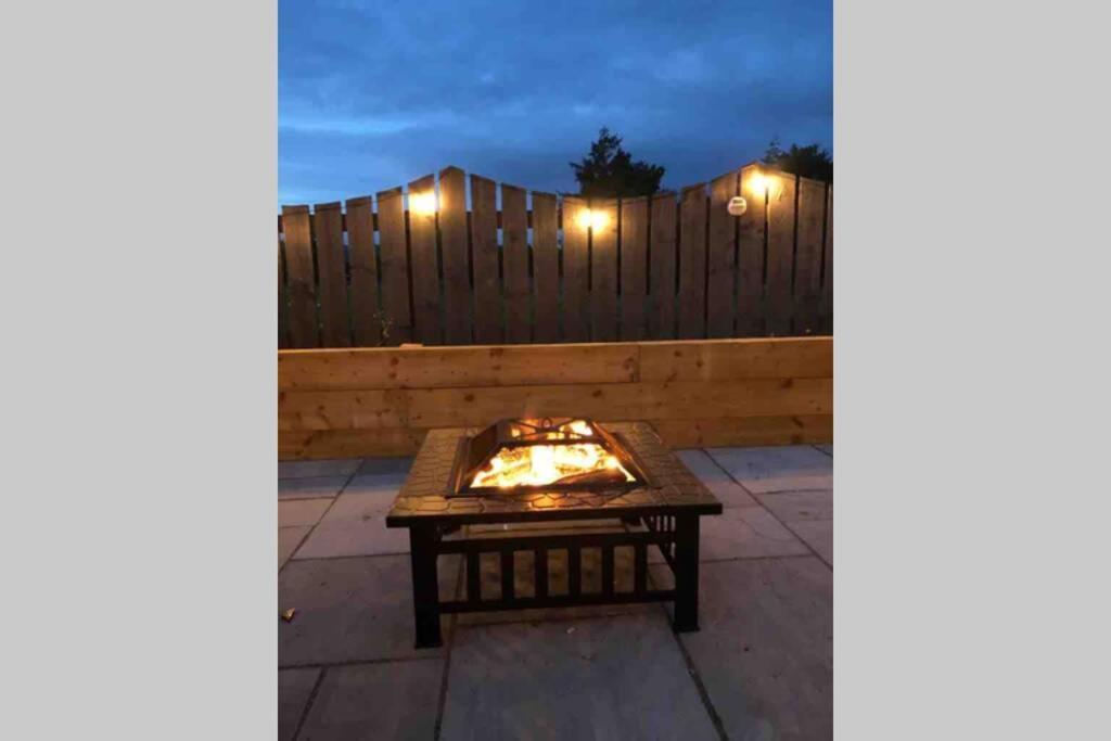 Alcantara- Modern Home With Hot Tub- Sleeps 10Cromdale エクステリア 写真