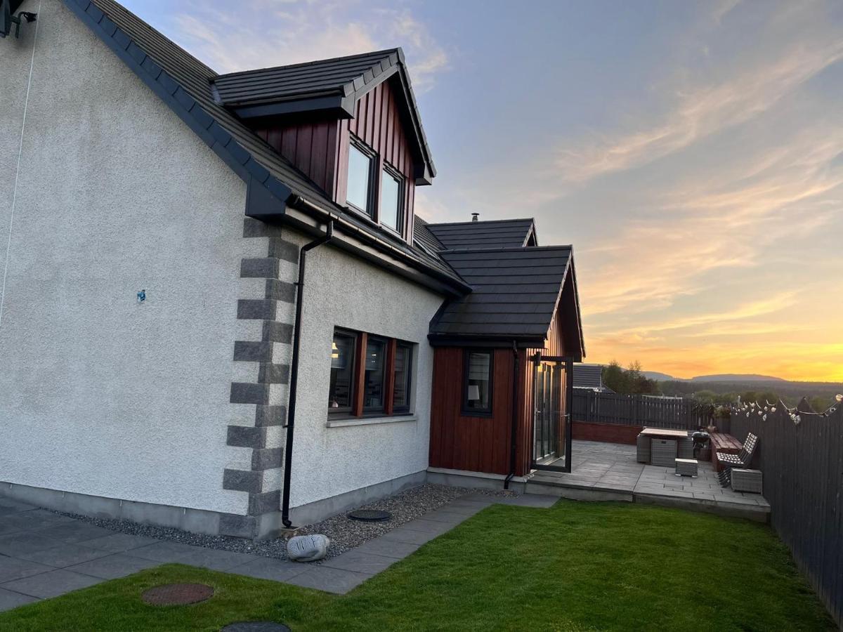Alcantara- Modern Home With Hot Tub- Sleeps 10Cromdale エクステリア 写真