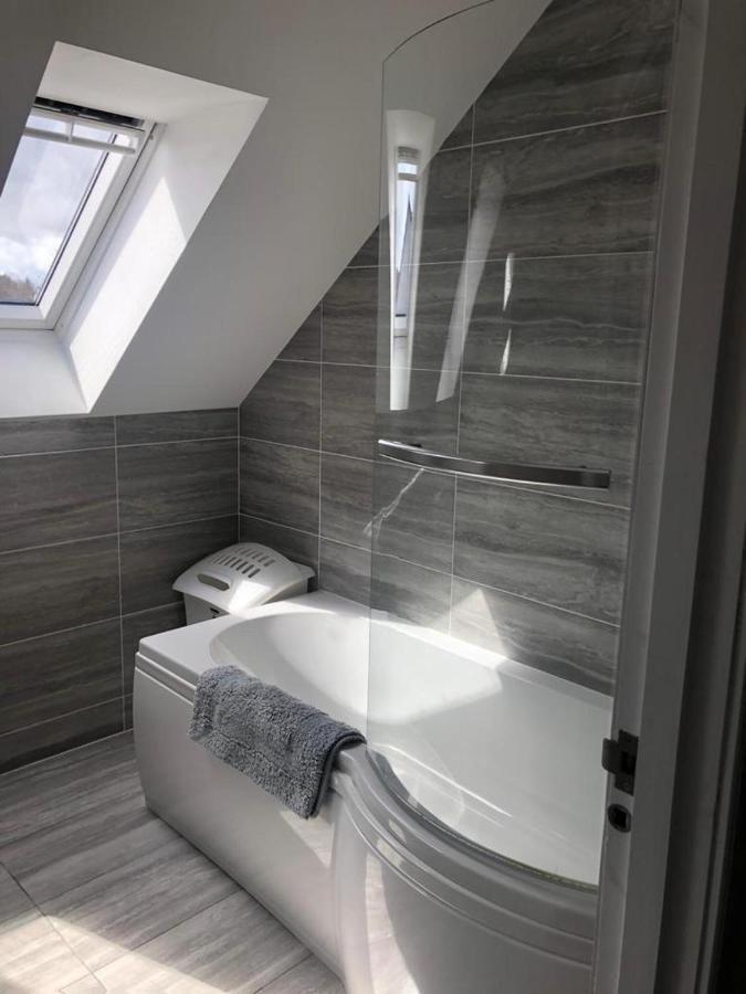 Alcantara- Modern Home With Hot Tub- Sleeps 10Cromdale エクステリア 写真